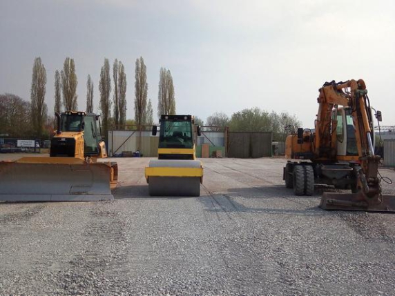 Baumaschinen zur Herstellung der Schotterplanums